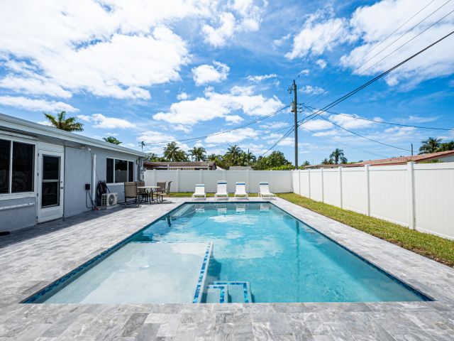 Home for sale at 137 NW 7th Street - photo 6814423