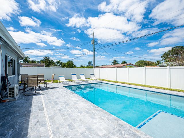 Home for sale at 137 NW 7th Street - photo 6814424