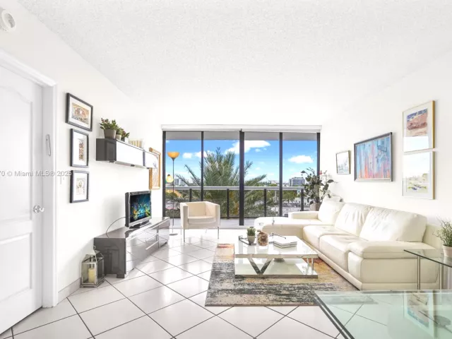 2-bedroom condo for rent in Surfside - 9455 Collins Ave 603 - MondialRealty