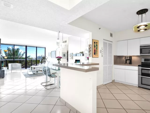 2-bedroom condo for rent in Surfside - 9455 Collins Ave 603 - MondialRealty