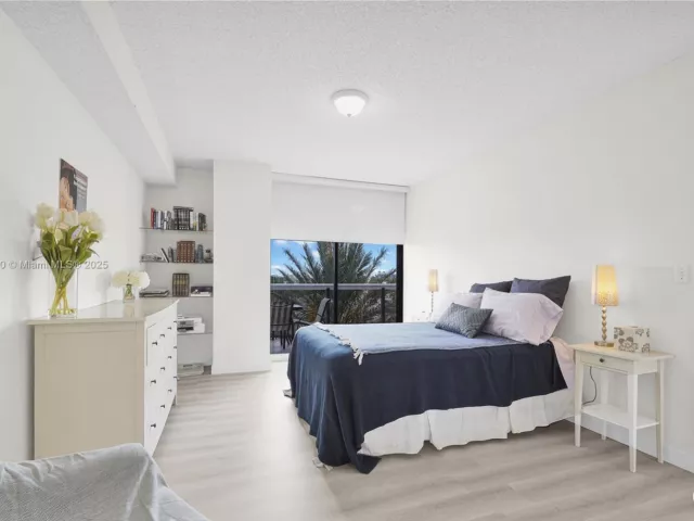 2-bedroom condo for rent in Surfside - 9455 Collins Ave 603 - MondialRealty