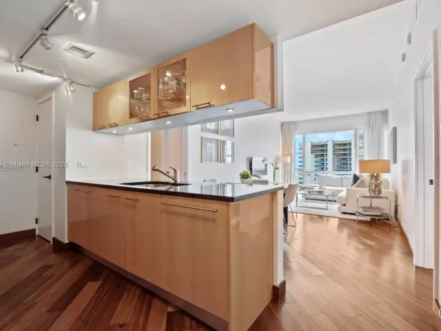 2-bedroom condo for sale in Miami Beach - 6801 Collins Ave PH06 (Deed PH 10) - MondialRealty