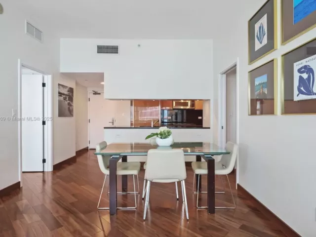 2-bedroom condo for sale in Miami Beach - 6801 Collins Ave PH06 (Deed PH 10) - MondialRealty