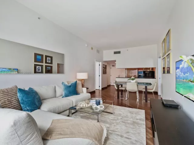 2-bedroom condo for sale in Miami Beach - 6801 Collins Ave PH06 (Deed PH 10) - MondialRealty