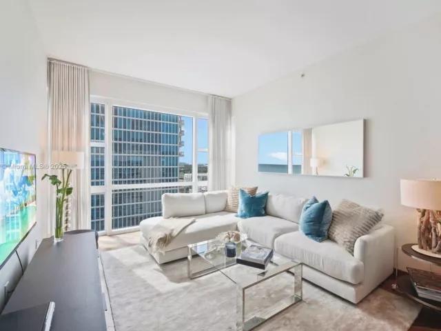 2-bedroom condo for sale in Miami Beach - 6801 Collins Ave PH06 (Deed PH 10) - MondialRealty