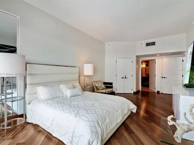 2-bedroom condo for sale in Miami Beach - 6801 Collins Ave PH06 (Deed PH 10) - MondialRealty