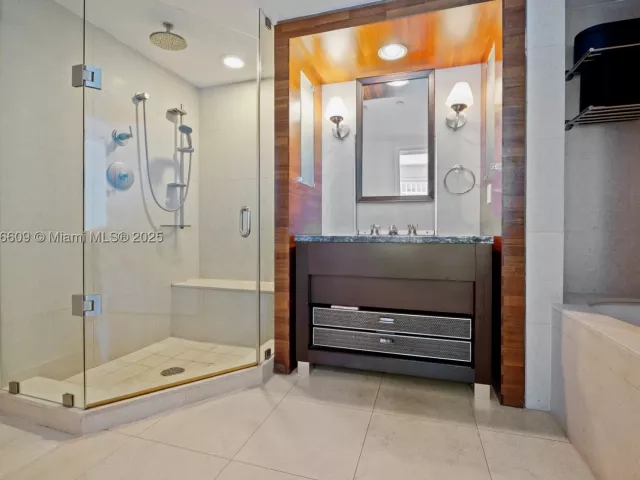 2-bedroom condo for sale in Miami Beach - 6801 Collins Ave PH06 - MondialRealty