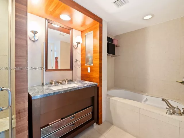 2-bedroom condo for sale in Miami Beach - 6801 Collins Ave PH06 - MondialRealty
