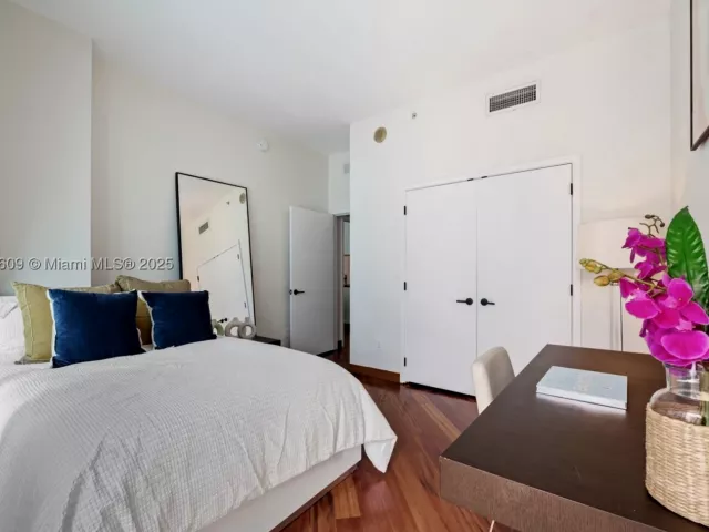 2-bedroom condo for sale in Miami Beach - 6801 Collins Ave PH06 - MondialRealty