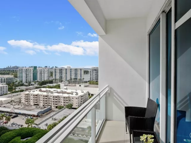 2-bedroom condo for sale in Miami Beach - 6801 Collins Ave PH06 - MondialRealty
