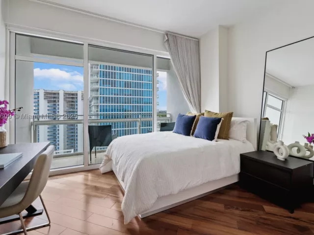 2-bedroom condo for sale in Miami Beach - 6801 Collins Ave PH06 - MondialRealty