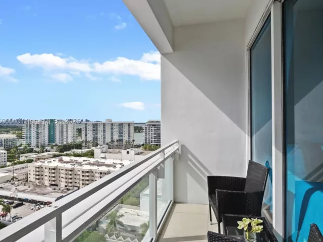 2-bedroom condo for sale in Miami Beach - 6801 Collins Ave PH06 - MondialRealty