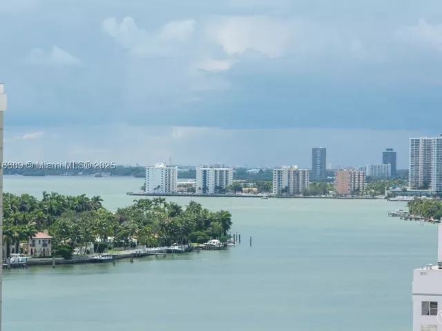2-bedroom condo for sale in Miami Beach - 6801 Collins Ave PH06 - MondialRealty