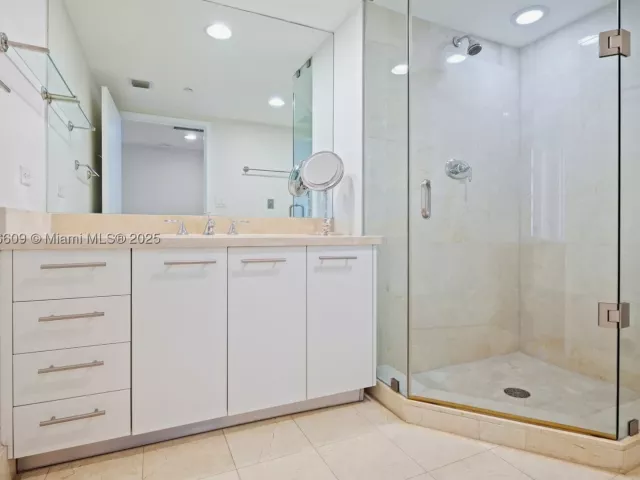 2-bedroom condo for sale in Miami Beach - 6801 Collins Ave PH06 - MondialRealty