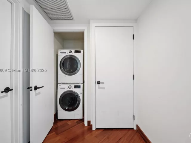 2-bedroom condo for sale in Miami Beach - 6801 Collins Ave PH06 - MondialRealty