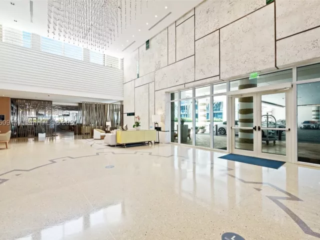 2-bedroom condo for sale in Miami Beach - 6801 Collins Ave PH06 - MondialRealty