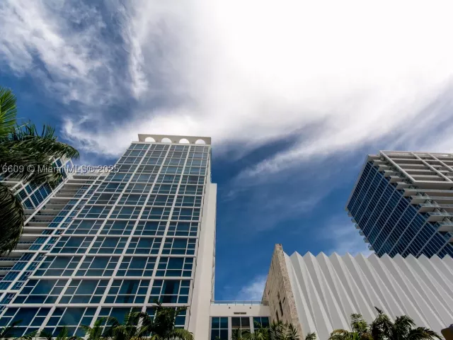 2-bedroom condo for sale in Miami Beach - 6801 Collins Ave PH06 - MondialRealty