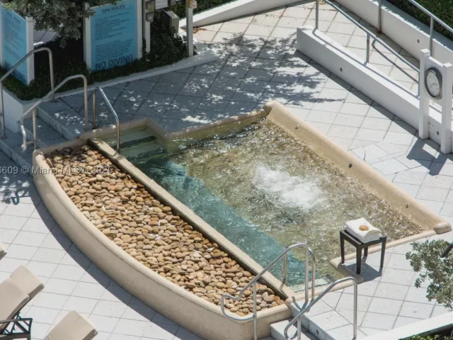 2-bedroom condo for sale in Miami Beach - 6801 Collins Ave PH06 - MondialRealty