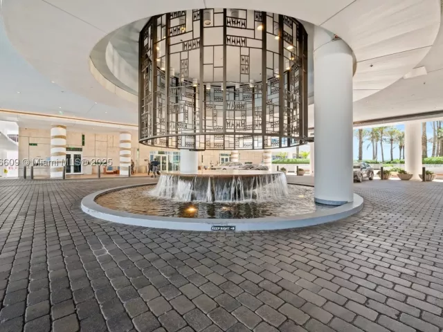 2-bedroom condo for sale in Miami Beach - 6801 Collins Ave PH06 - MondialRealty