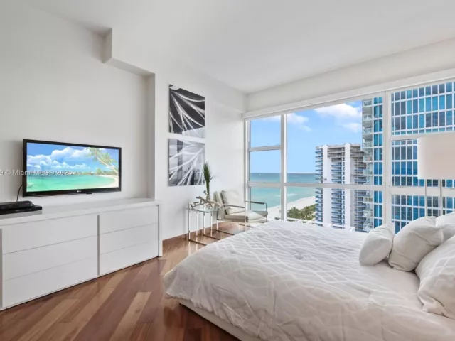 2-bedroom condo for sale in Miami Beach - 6801 Collins Ave PH06 (Deed PH 10) - MondialRealty