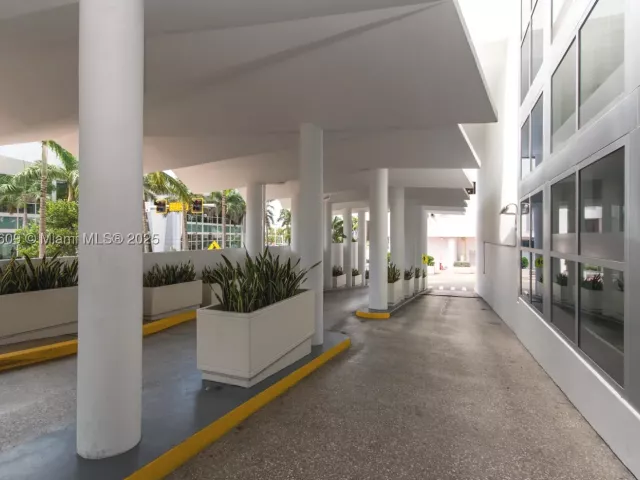 2-bedroom condo for sale in Miami Beach - 6801 Collins Ave PH06 - MondialRealty