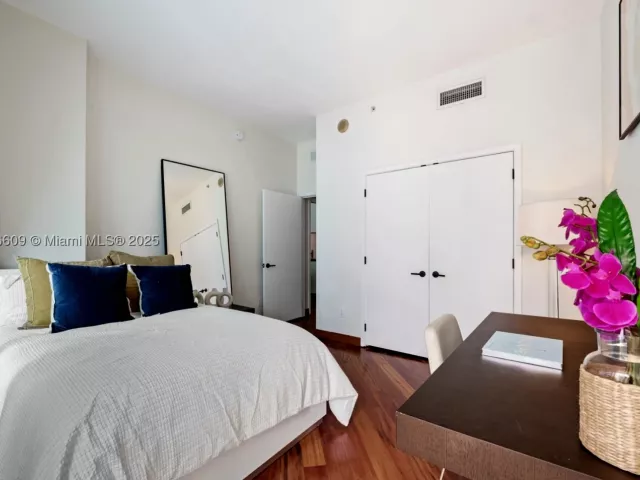 2-bedroom condo for sale in Miami Beach - 6801 Collins Ave PH06 - MondialRealty