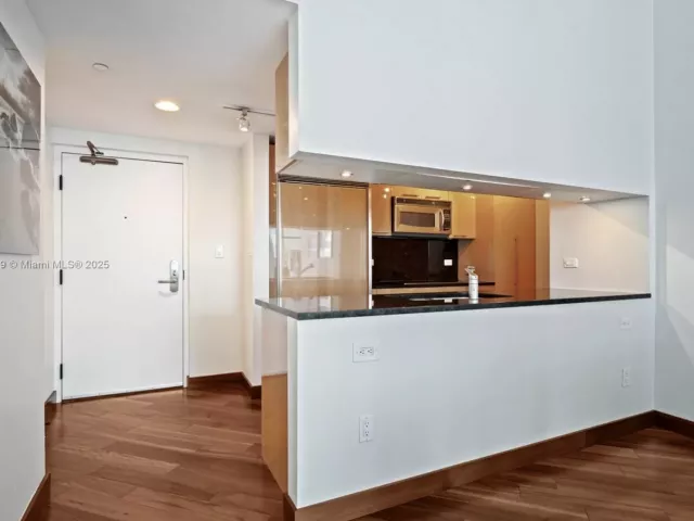 2-bedroom condo for sale in Miami Beach - 6801 Collins Ave PH06 (Deed PH 10) - MondialRealty