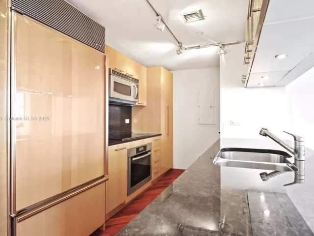 2-bedroom condo for sale in Miami Beach - 6801 Collins Ave PH06 (Deed PH 10) - MondialRealty