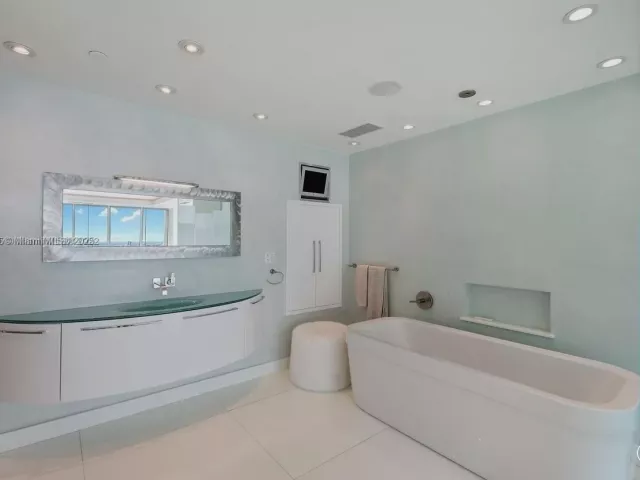 Apartment for sale  Unit #4403 - photo 6812220