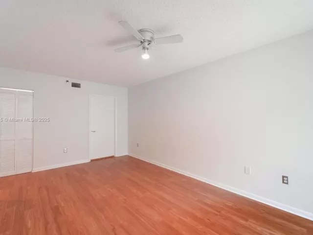 2-bedroom condo for sale in Miami Beach - 5900 Collins Ave 506 - MondialRealty