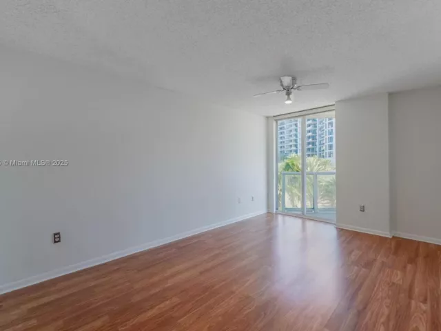 2-bedroom condo for sale in Miami Beach - 5900 Collins Ave 506 - MondialRealty