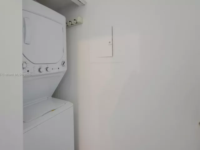 2-bedroom condo for sale in Miami Beach - 5900 Collins Ave 506 - MondialRealty