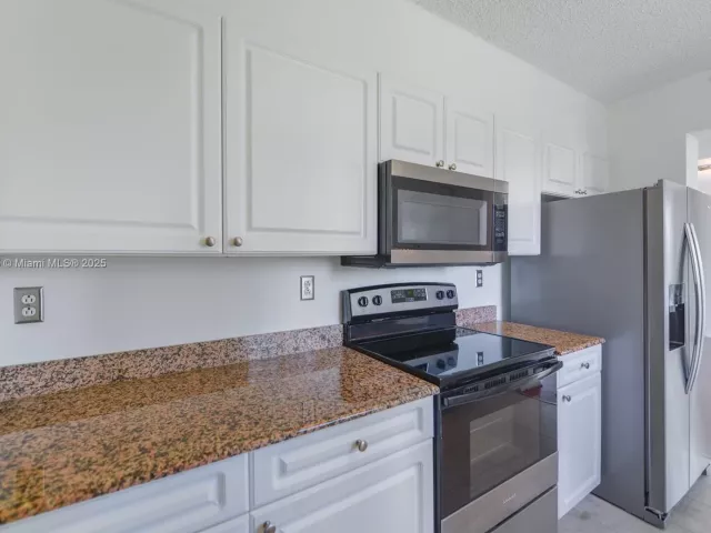 2-bedroom condo for sale in Miami Beach - 5900 Collins Ave 506 - MondialRealty