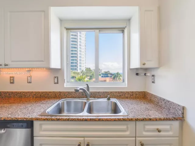 2-bedroom condo for sale in Miami Beach - 5900 Collins Ave 506 - MondialRealty