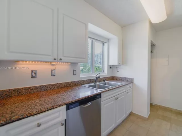 2-bedroom condo for sale in Miami Beach - 5900 Collins Ave 506 - MondialRealty