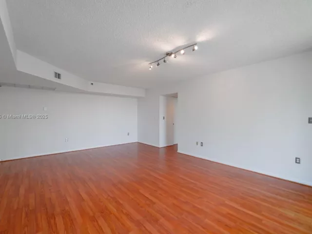 2-bedroom condo for sale in Miami Beach - 5900 Collins Ave 506 - MondialRealty