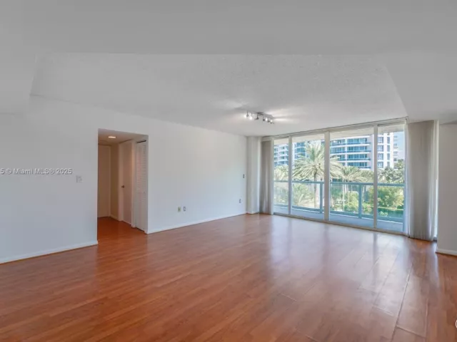 2-bedroom condo for sale in Miami Beach - 5900 Collins Ave 506 - MondialRealty