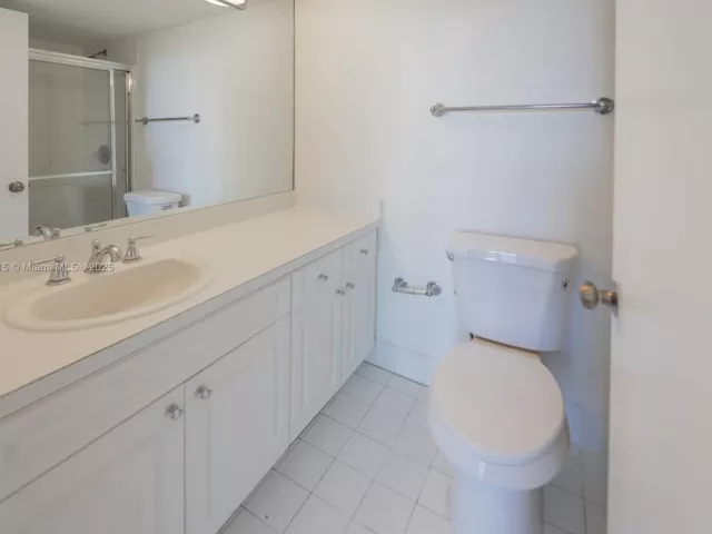 2-bedroom condo for sale in Miami Beach - 5900 Collins Ave 506 - MondialRealty