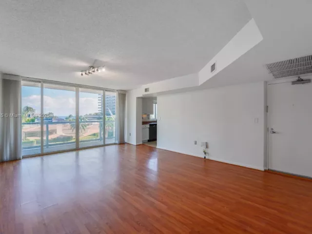 2-bedroom condo for sale in Miami Beach - 5900 Collins Ave 506 - MondialRealty
