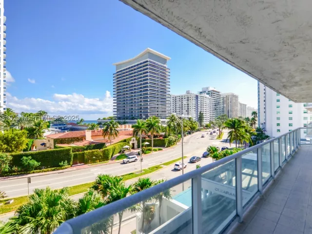 2-bedroom condo for sale in Miami Beach - 5900 Collins Ave 506 - MondialRealty