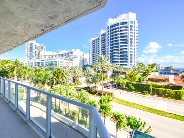 2-bedroom condo for sale in Miami Beach - 5900 Collins Ave 506 - MondialRealty
