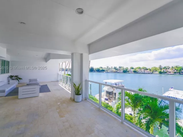 2-bedroom condo for sale in Miami Beach - 5900 Collins Ave 506 - MondialRealty