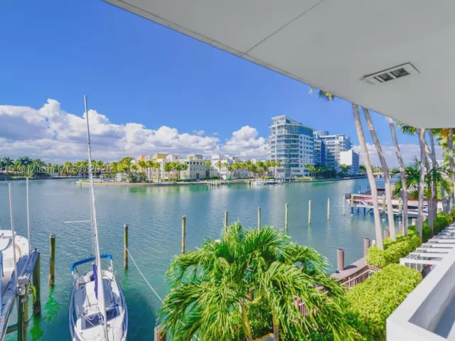 2-bedroom condo for sale in Miami Beach - 5900 Collins Ave 506 - MondialRealty
