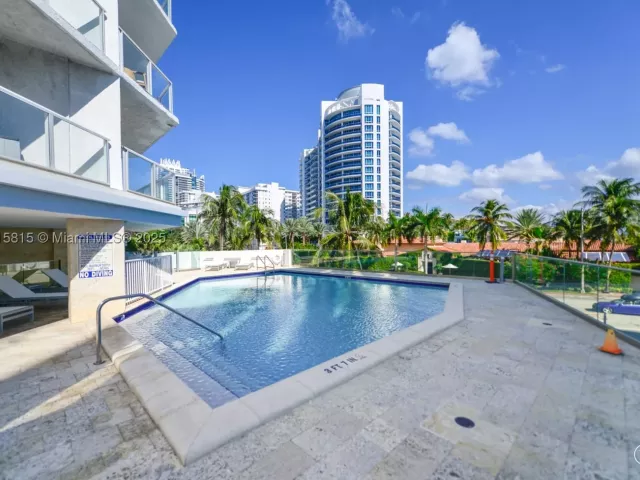 2-bedroom condo for sale in Miami Beach - 5900 Collins Ave 506 - MondialRealty