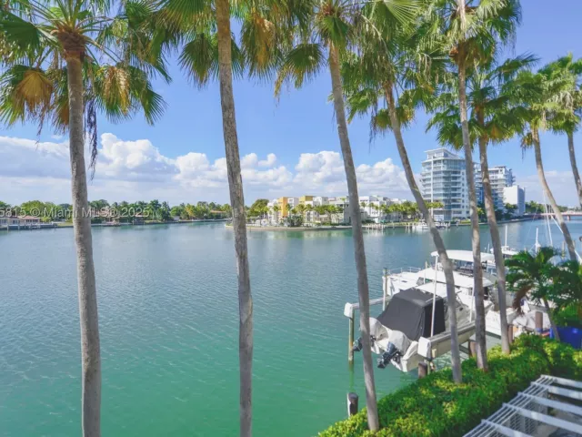 2-bedroom condo for sale in Miami Beach - 5900 Collins Ave 506 - MondialRealty