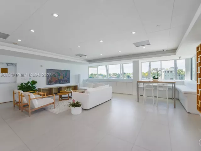 2-bedroom condo for sale in Miami Beach - 5900 Collins Ave 506 - MondialRealty