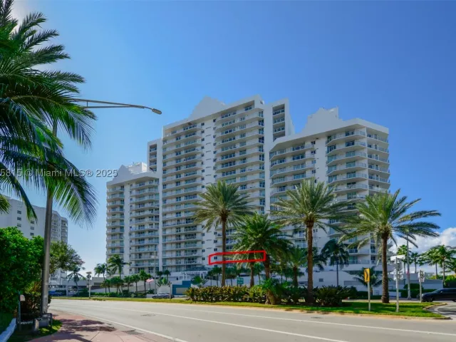2-bedroom condo for sale in Miami Beach - 5900 Collins Ave 506 - MondialRealty