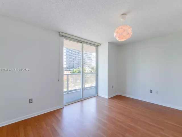 2-bedroom condo for sale in Miami Beach - 5900 Collins Ave 506 - MondialRealty