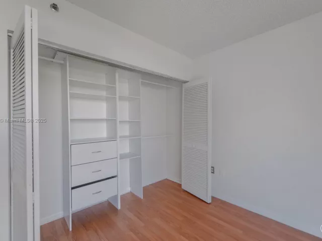 2-bedroom condo for sale in Miami Beach - 5900 Collins Ave 506 - MondialRealty