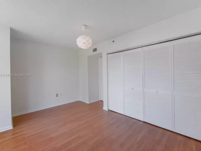 2-bedroom condo for sale in Miami Beach - 5900 Collins Ave 506 - MondialRealty